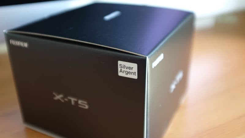 Fujifilm X-T5 银色款机身 黑色包装盒