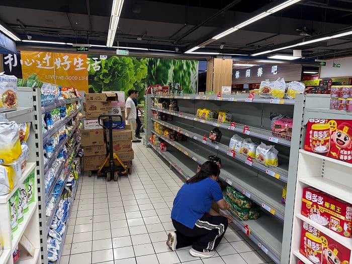 台风来临的超市